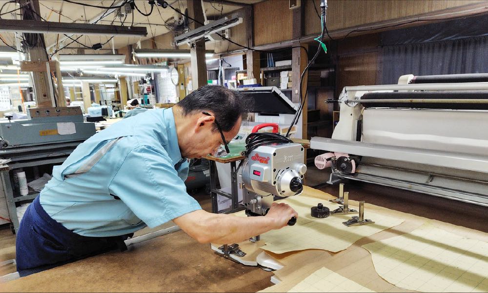 裁断作業の様子
