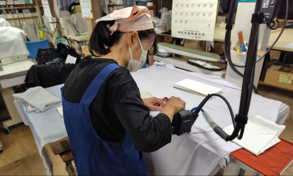 アイロン作業の様子