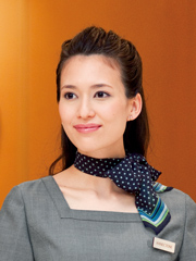 パピヨン結びをした女性